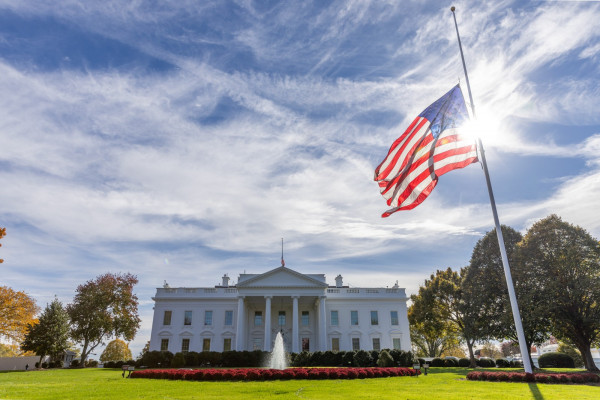 Ameriške vmesne volitve bi lahko otežile vladanje predsedniku Trumpu