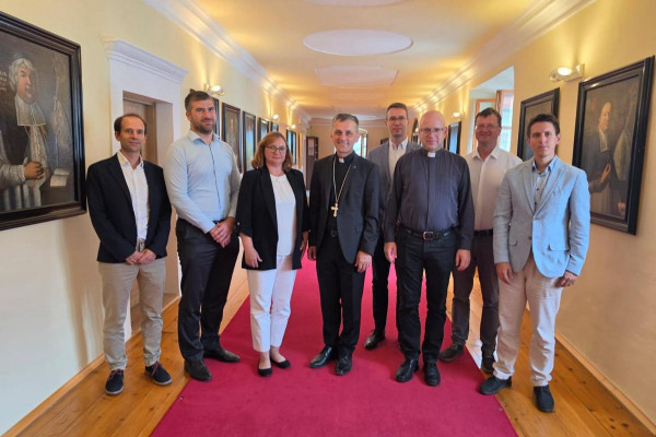 Varuhinja Drenik Bavdek pri škofu Sajetu