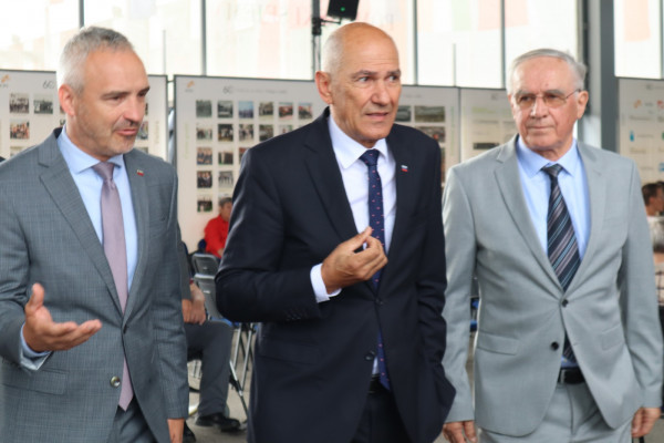 V vladnih SDS in NSi na Agri napovedali ukrepe v podporo kmetijstvu