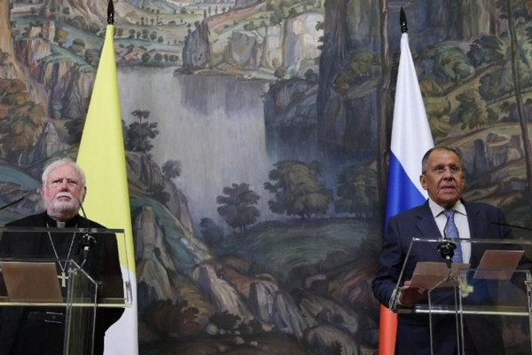 Papežev predstavnik na srečanju z Lavrovom o možnostih za mir v regiji