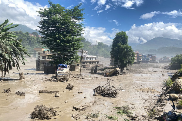 Nepal in Tibet: Več kot 160 mrtvih, pogrešajo več kot 1300 ljudi