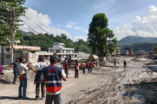 Slovenska karitas zbira pomoč za žrtve katastrofalnih poplav v Nepalu