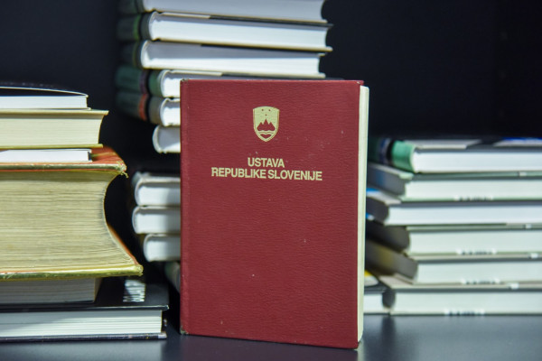 Ko je grob politični problem, zastava pa provokacija