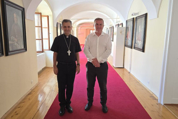 Škof Saje z veleposlanikom Butom o vlogi Cerkve in sodelovanju s Svetim sedežem