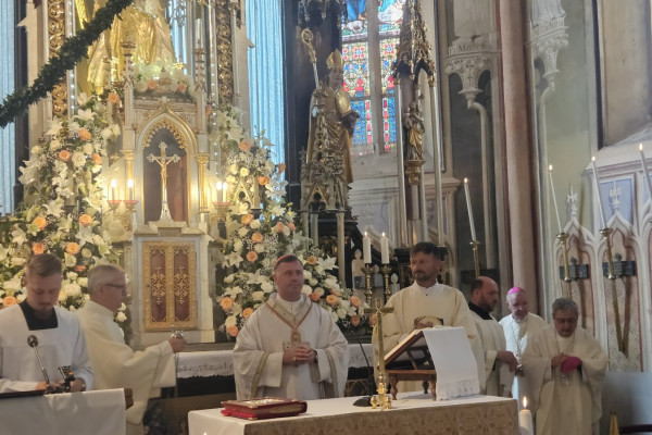 Kardinal Makrickas na Gorci: Najlepše pročelje Cerkve je obličje skupnosti, ki ljubi