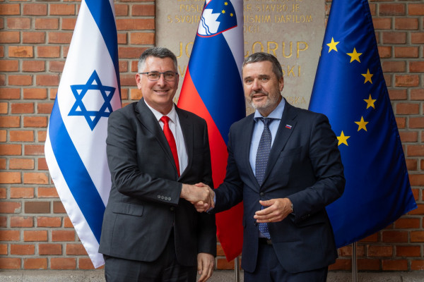 Izrael odpira veleposlaništvo v Sloveniji, dogodek spremljajo protesti in politični spopad