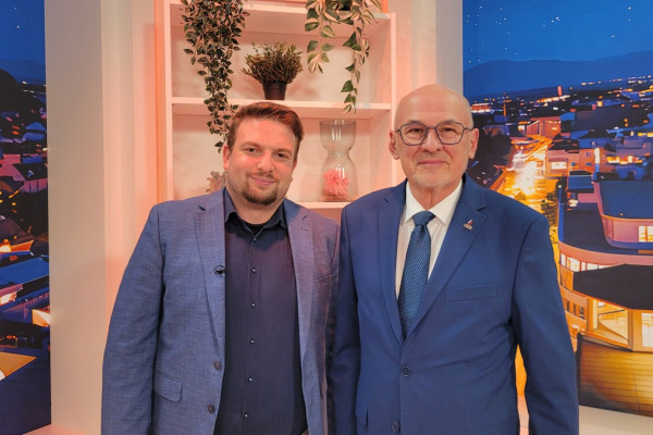 Sto dni vlade: opozicija z referendumi, interpelacijami in ostrimi napadi zaustavlja delo vlade?