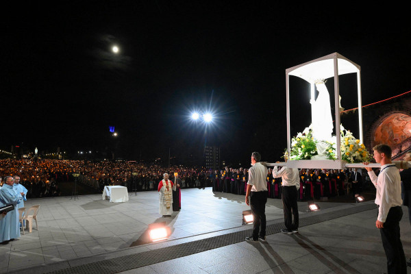 Papež v Lurdu: procesija z lučkami, srečanje z bolniki, obisk kontemplativnih sester in srečanje z žrtvami zlorab