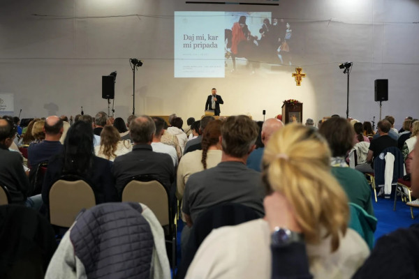 »Vse, kar je moje, je tvoje«: Preko 300 zakoncev na letni konferenci DiŽ
