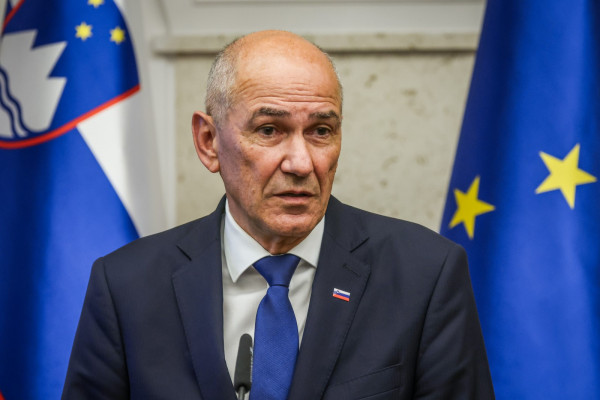 Premier Janša v ponedeljek pri papežu in italijanski predsednici