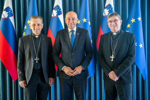 Pred obiskom pri papežu: Katera so nerešena vprašanja?