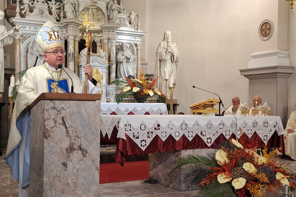 Škof Šuštar na Brezjah: Molitev rožnega venca ustvarja v nas Božje okolje