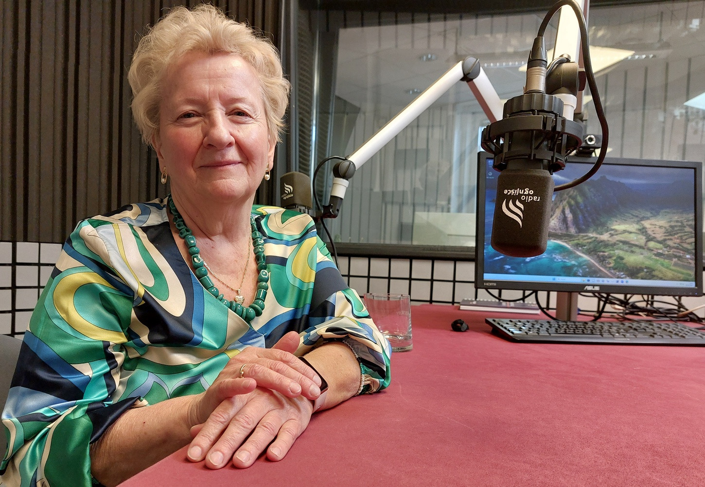 Mag. Slavica Trstenjak v pokoju nadaljuje s številnimi dejavnostmi in se loteva tudi novih, med drugim se uči igranja na citre 