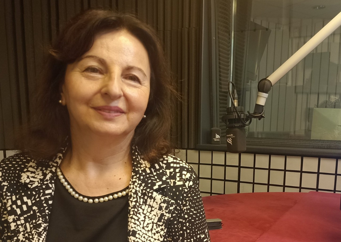 Mag. Marjetka Balkovec Debevec v studiu Radia Ognjišče med snemanjem oddaje Via positiva