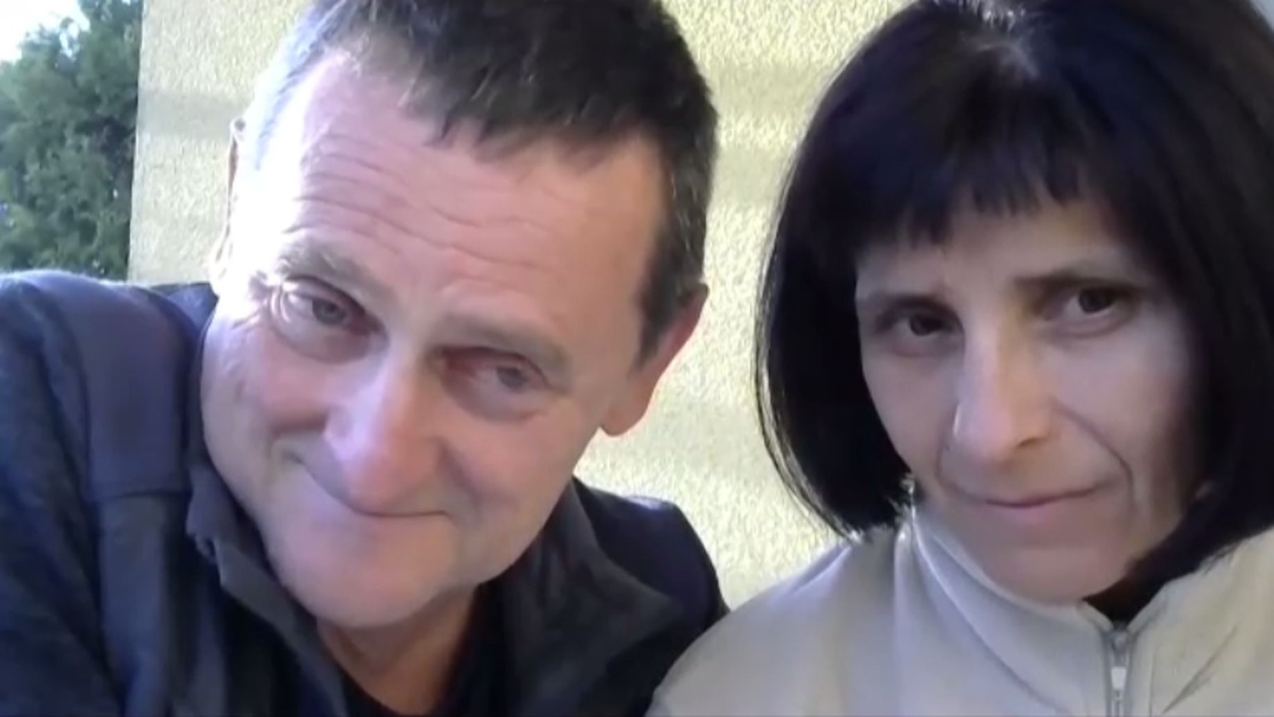 Marjeta in Mirko Pogačar med snemanjem pogovora prek aplikacije ZOOM.