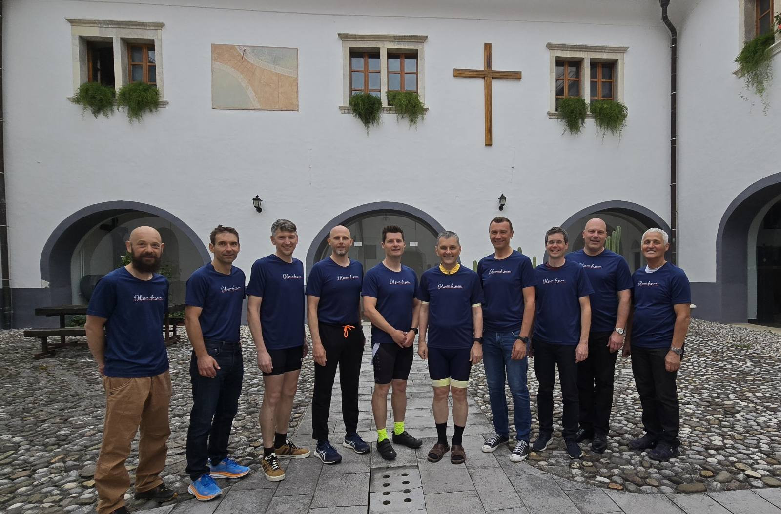 Večina udeležencev na skupni fotografiji v škofiji NM