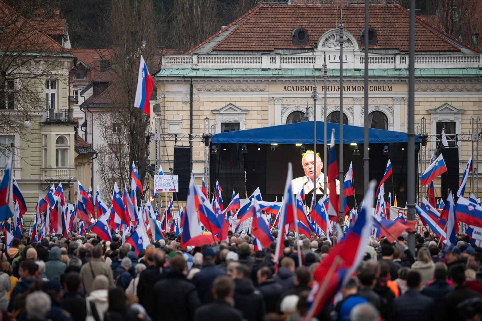 Množična udeležba na shodu proti politiki vlade Roberta Goloba.