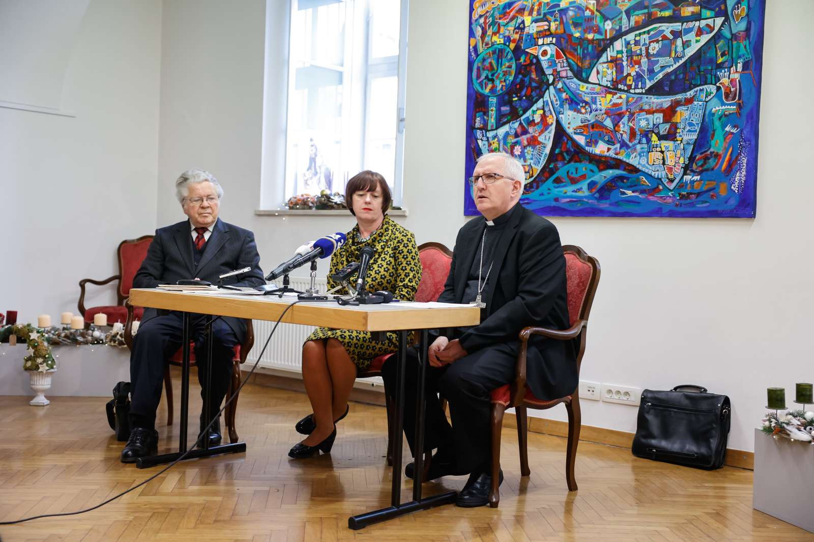 Urednik zbirke Cerkveni dokumenti Rafko Valenčič, vodja galerije Družina Manica Ferenc in ljubljanski nadškof metropolit Stanislav Zore.