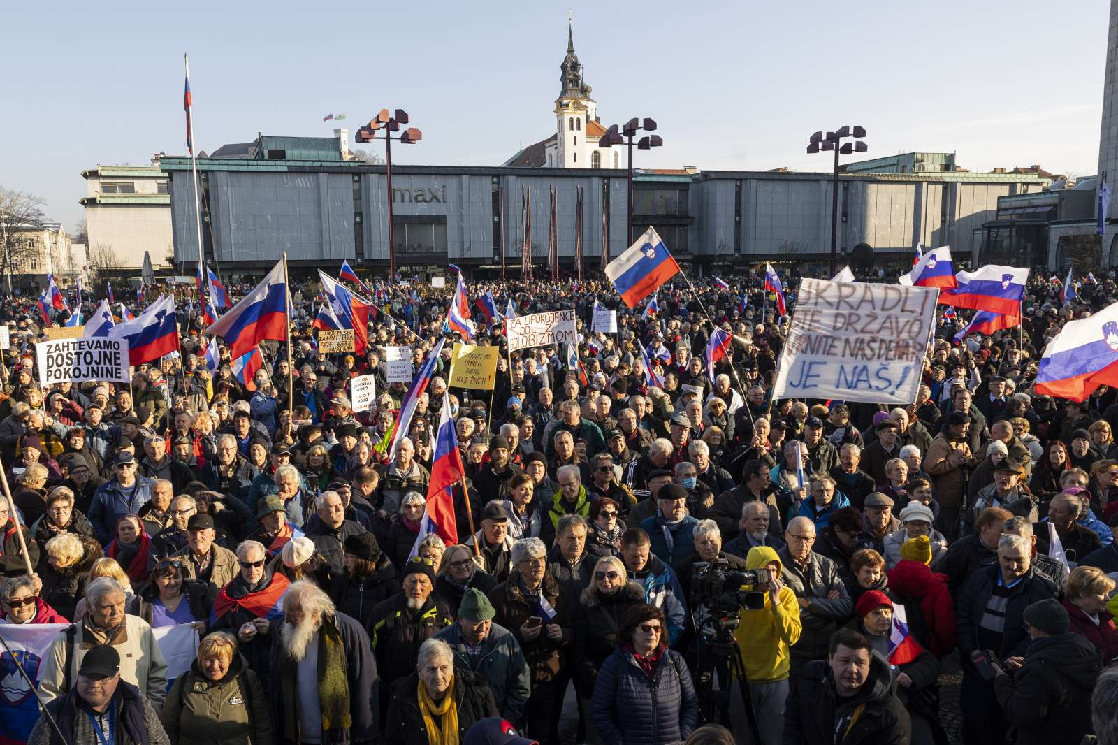 Protestniki so do zadnjega kotička napolnili Trg republike.