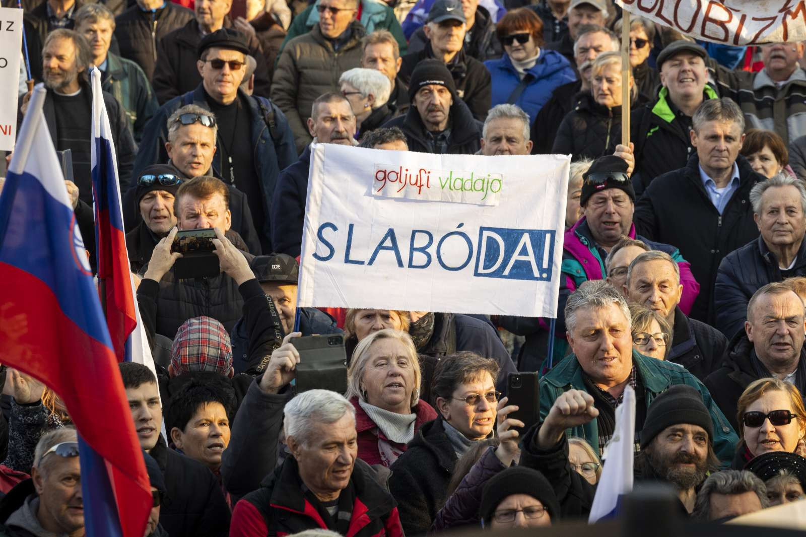 Protest upokojencev: Zanimivi spontani transparenti.