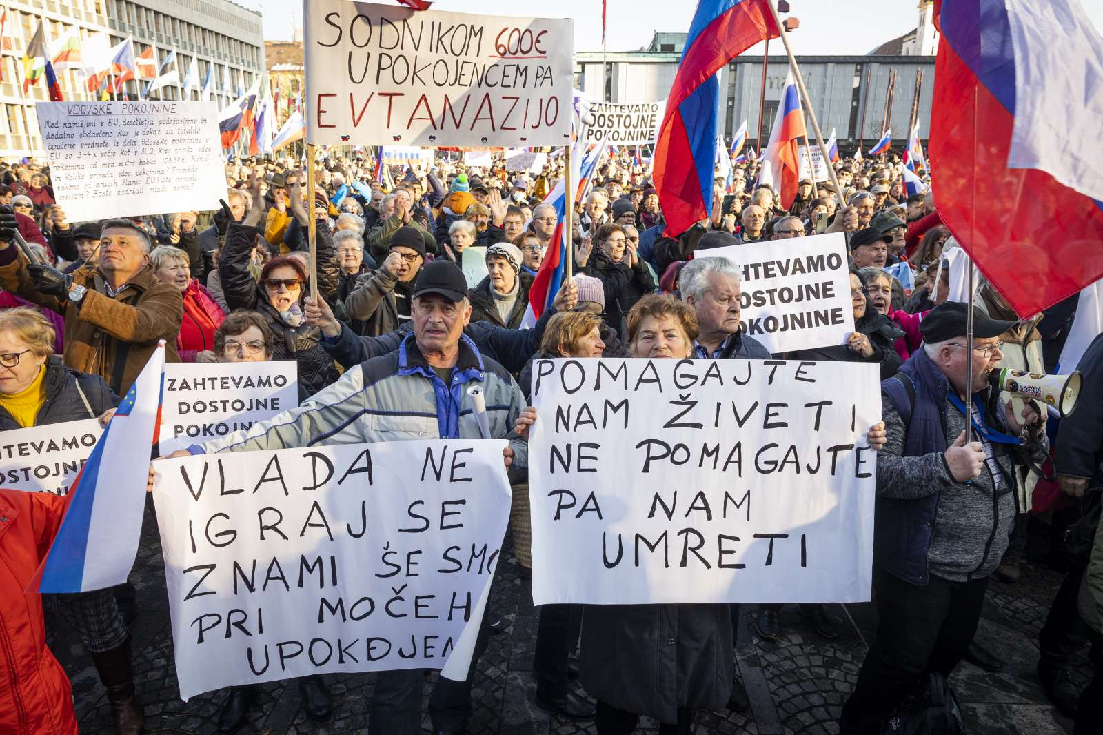 Protest upokojencev: Udeleženci z zahtevami.