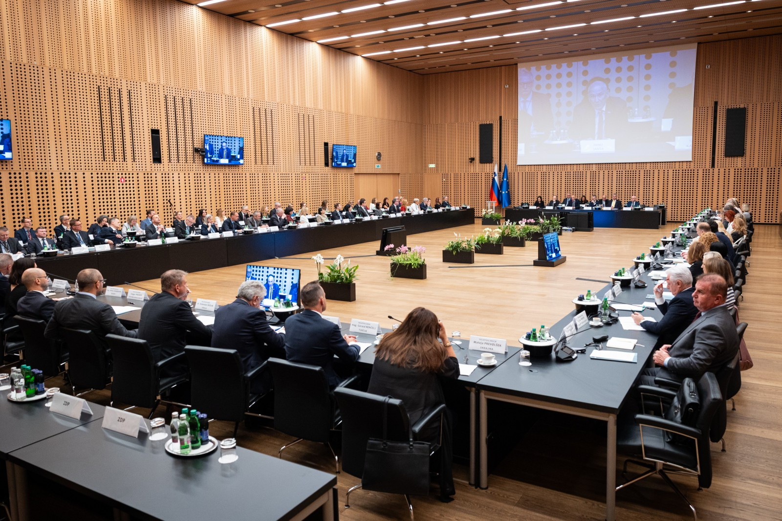 Posvet slovenske diploacije ki ga gosti zunanji minister Tone Kajzer.