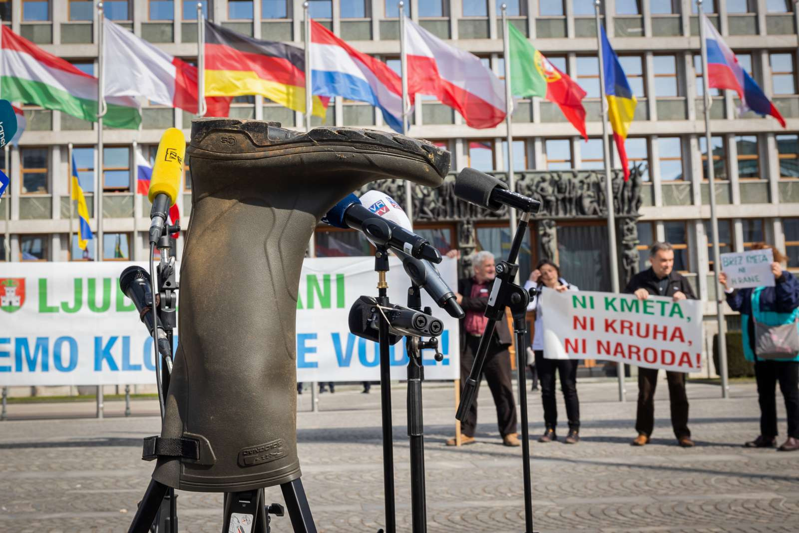 Novinarska konferenca Sindikata kmetov Slovenije in nekaterih drugih organizacij pred opozorilnim protestom kmetov po več krajih Slovenije.