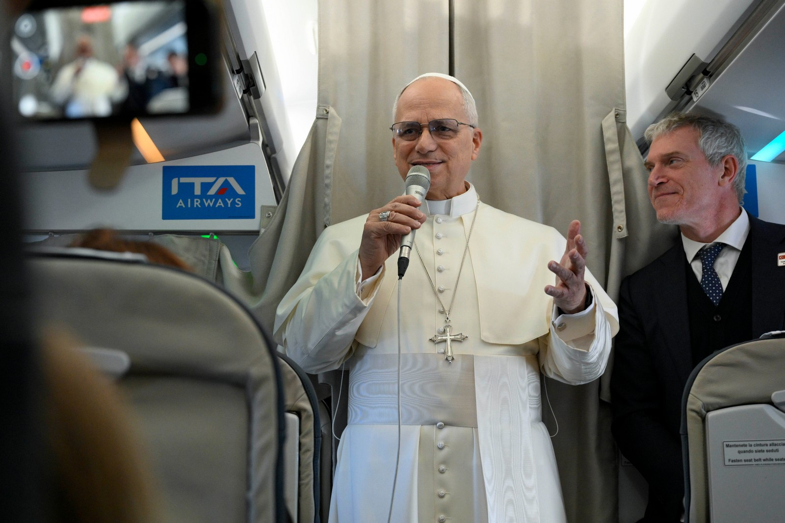Papež Leon XIV. na letalu