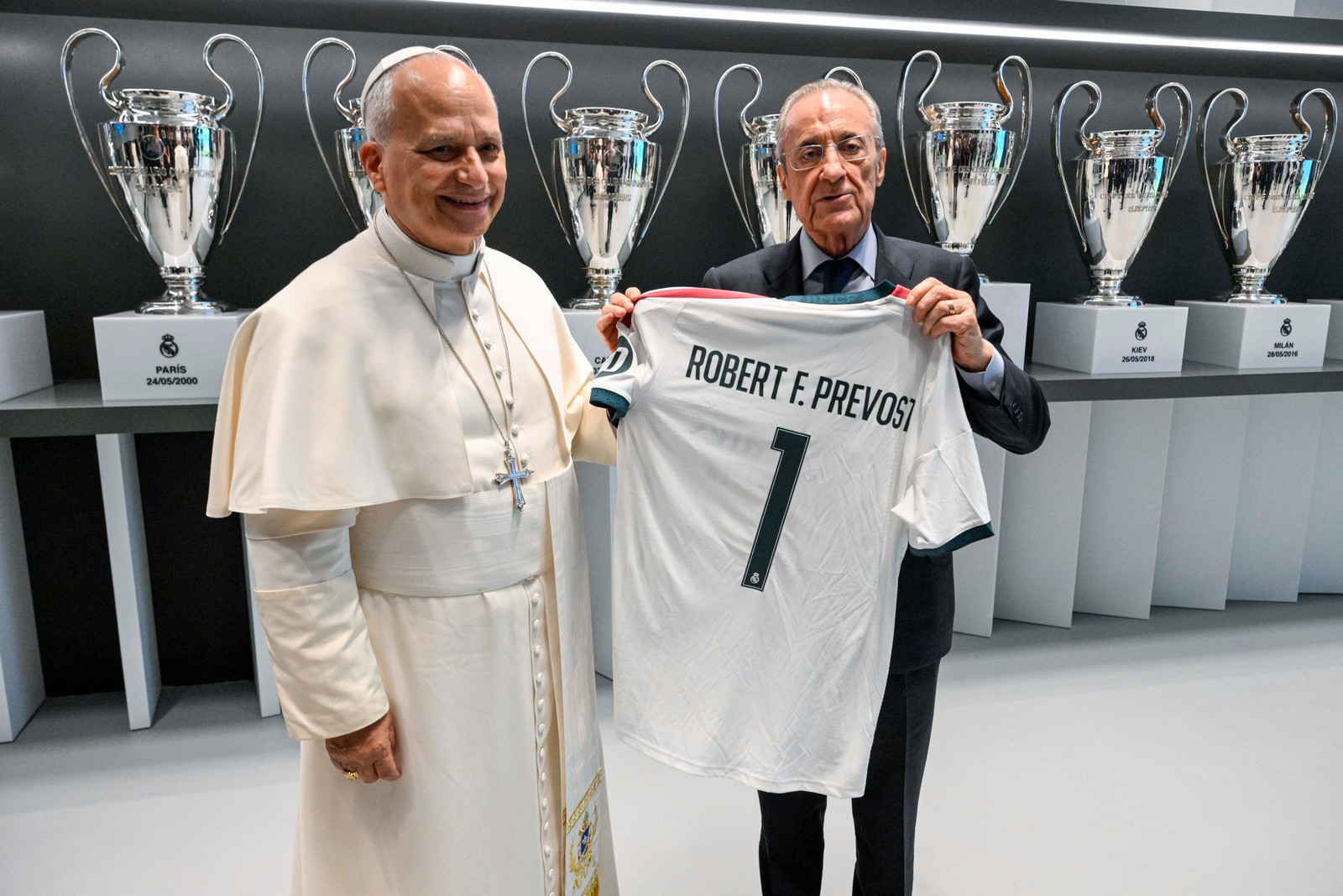 Papež v darilo dobil nogometni dres Real Madrida