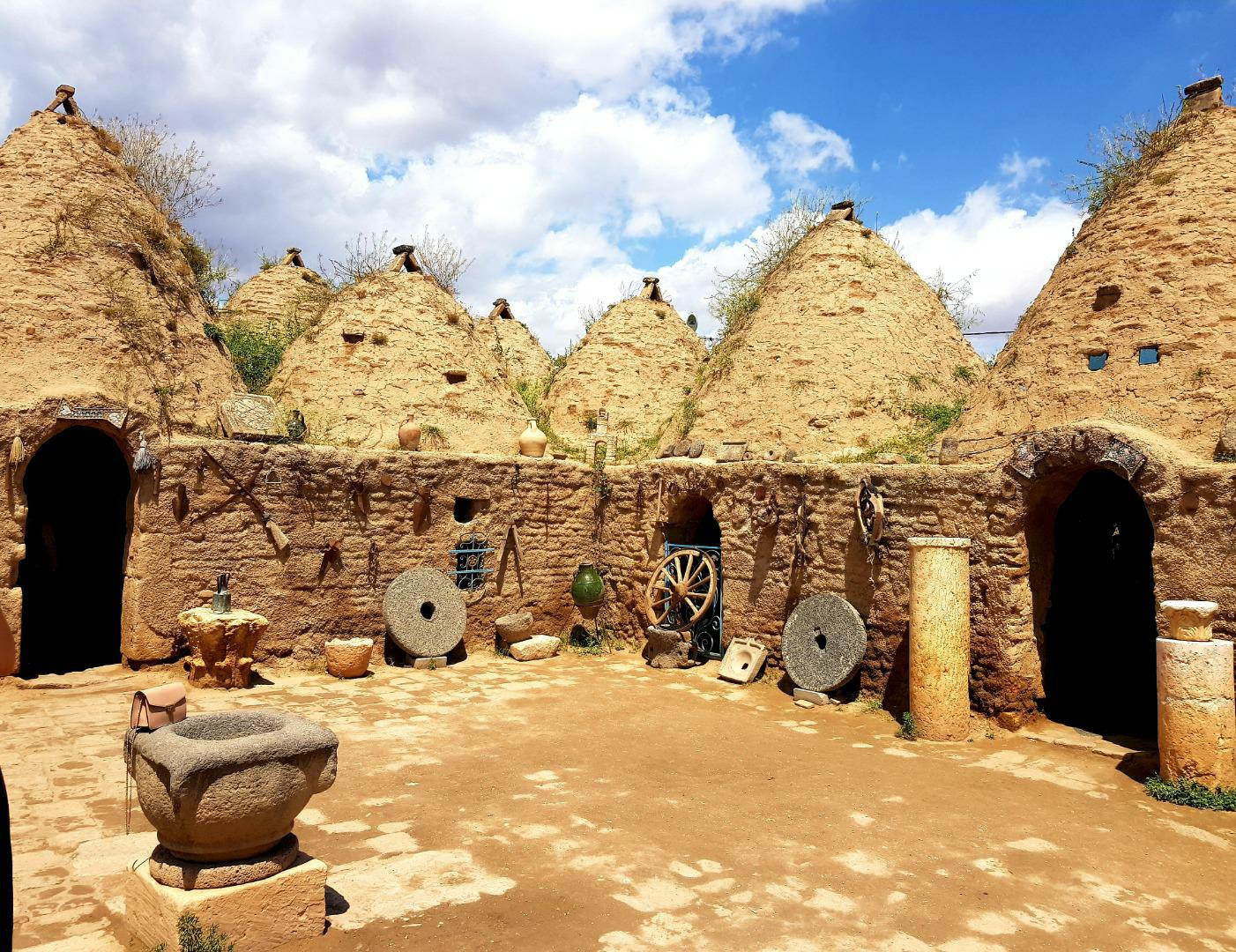 Legende, ki obdajajo Harran segajo vse do nastanka človeštva in pravijo, da sta se tam, po izgonu iz raja, ustavila Adam in Eva.