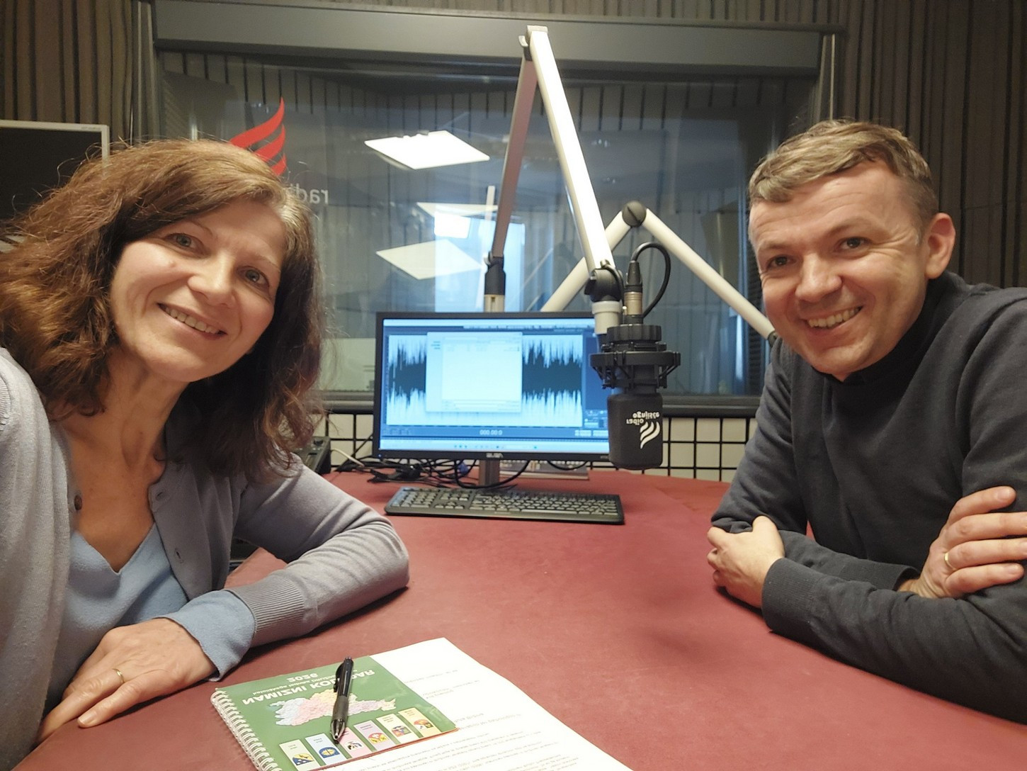 Nataša Ličen v studiu radia Ognjišče z dr. Dragom Jerebicem med snemanjem oddaje Za življenje 