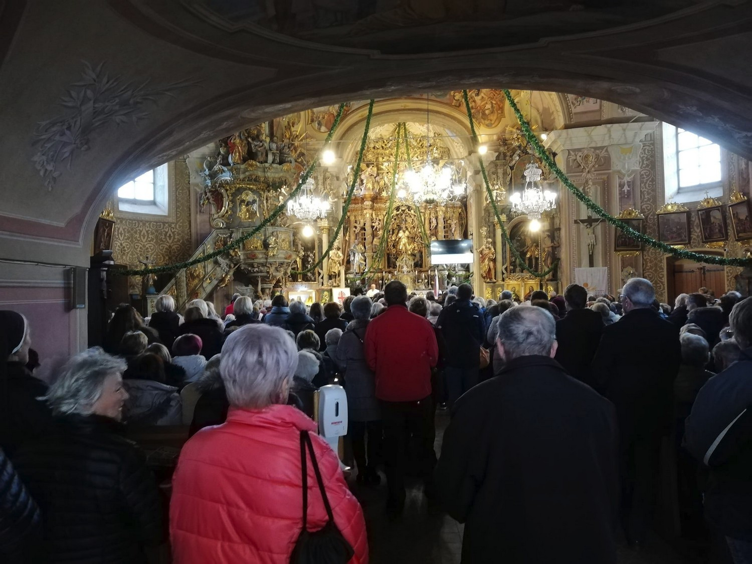 Prostovoljci Karitas so se v velikem številu zbrali na Ponikvi.