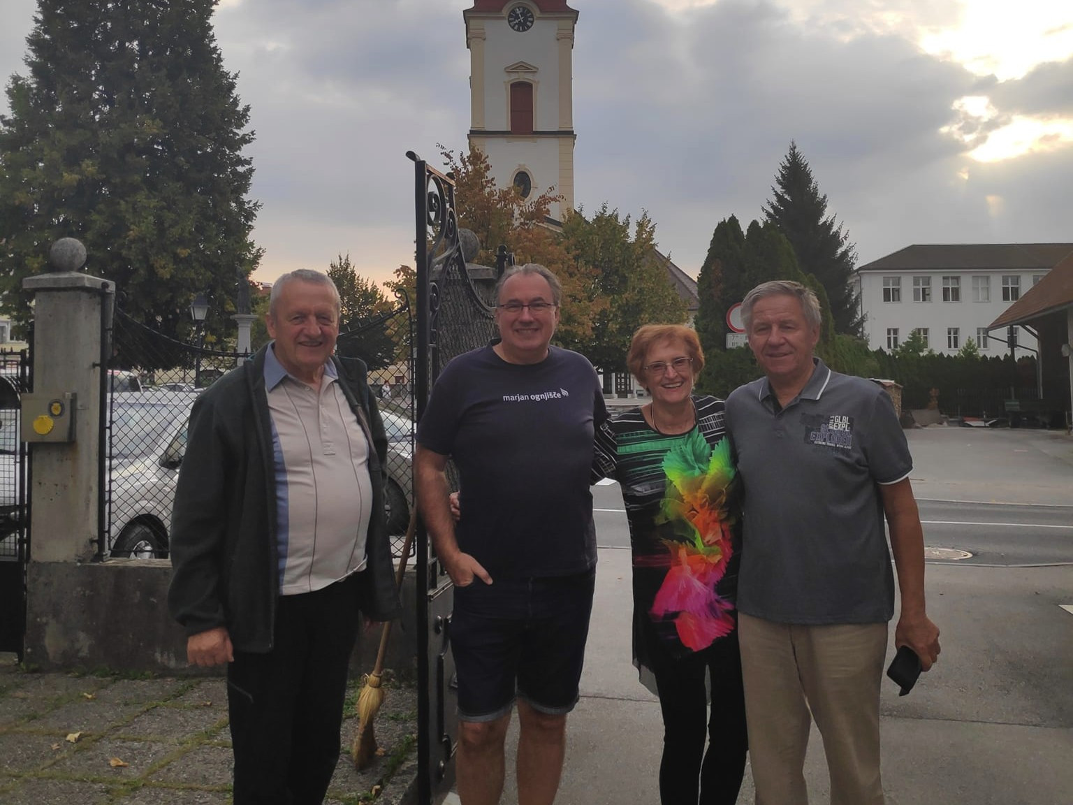 Župnik Janez Kompare, Marjan Bunič in zakonca Marija in Peter Stevanja