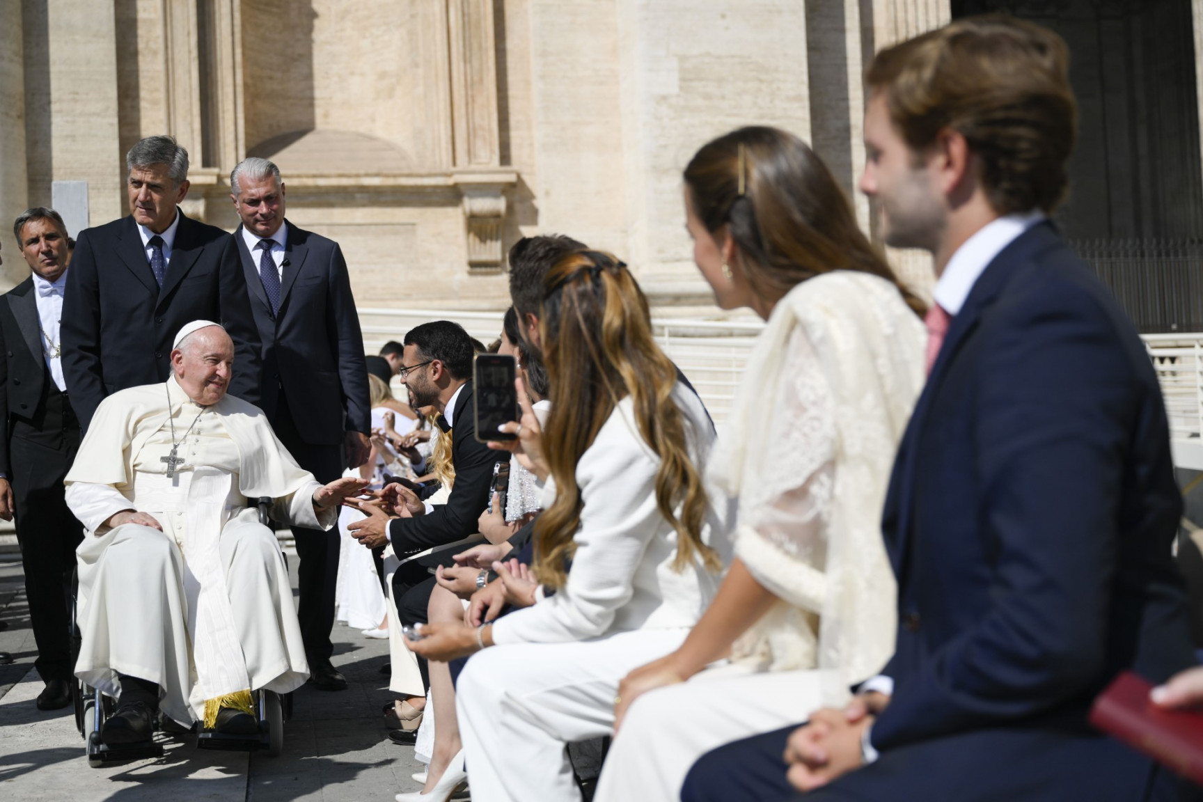 Papež po avdienci pozdravlja mladoporočence