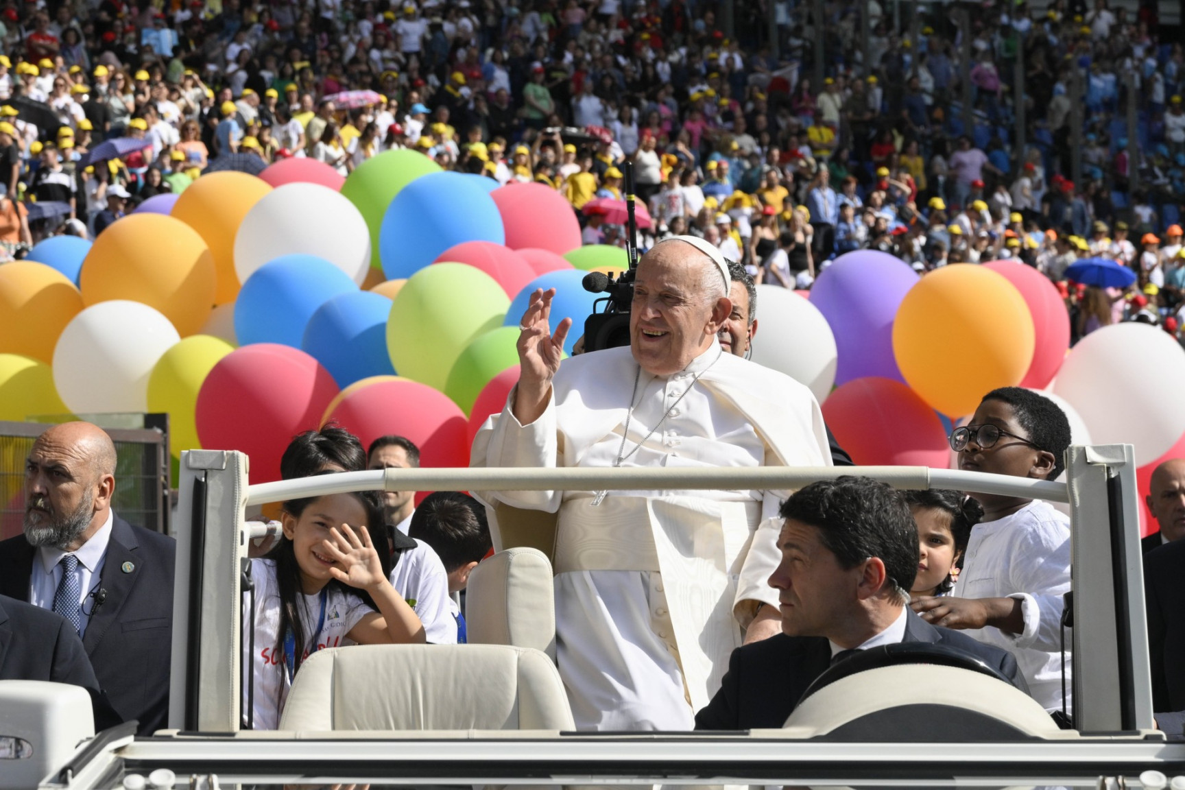 Otroci so papeža z navdušenjem sprejeli na olimpijskem stadionu