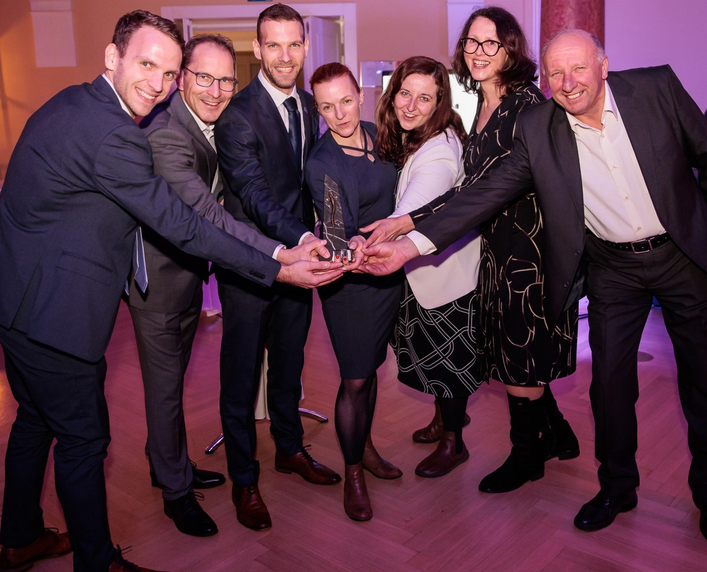 Veselje s sodelavci ob prejemu priznanja Mladi manager