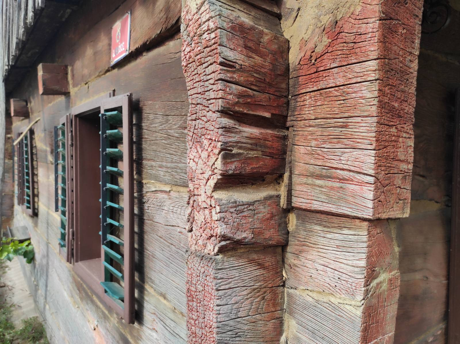 Stara hiša iz kostanjevega lesa iz leta 1807