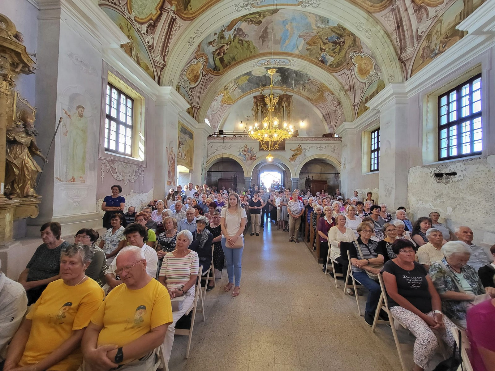 Romarji zbrani pri slovesni sv. maši pri Treh farah