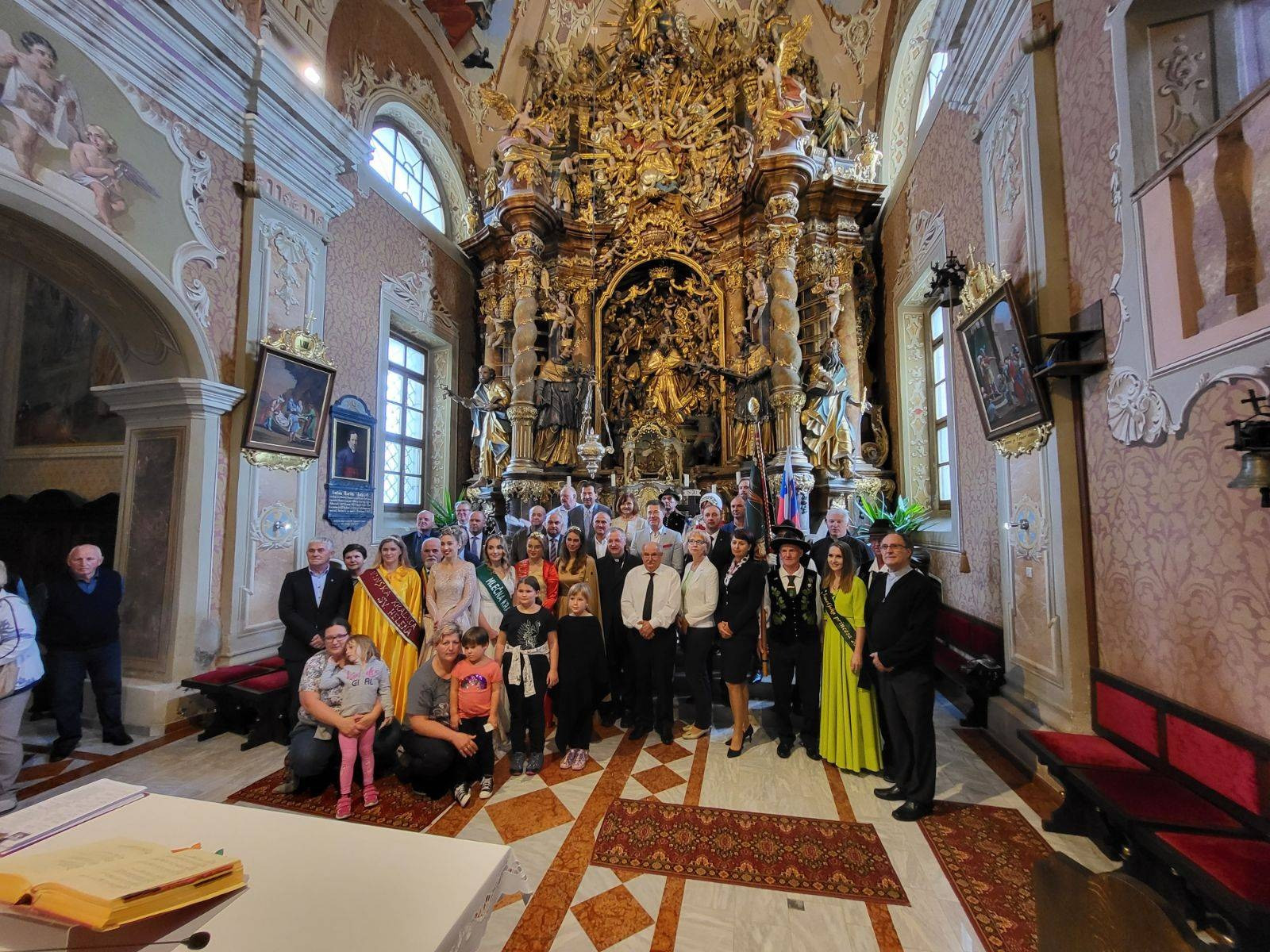 Jubilejna spominska fotografija 20. shoda kmetov pri blaženem Antonu Martinu Slomšku, zavetniku slovenskih kmetic in kmetov, slovenskega kmetijstva in kmetijskega slovstva