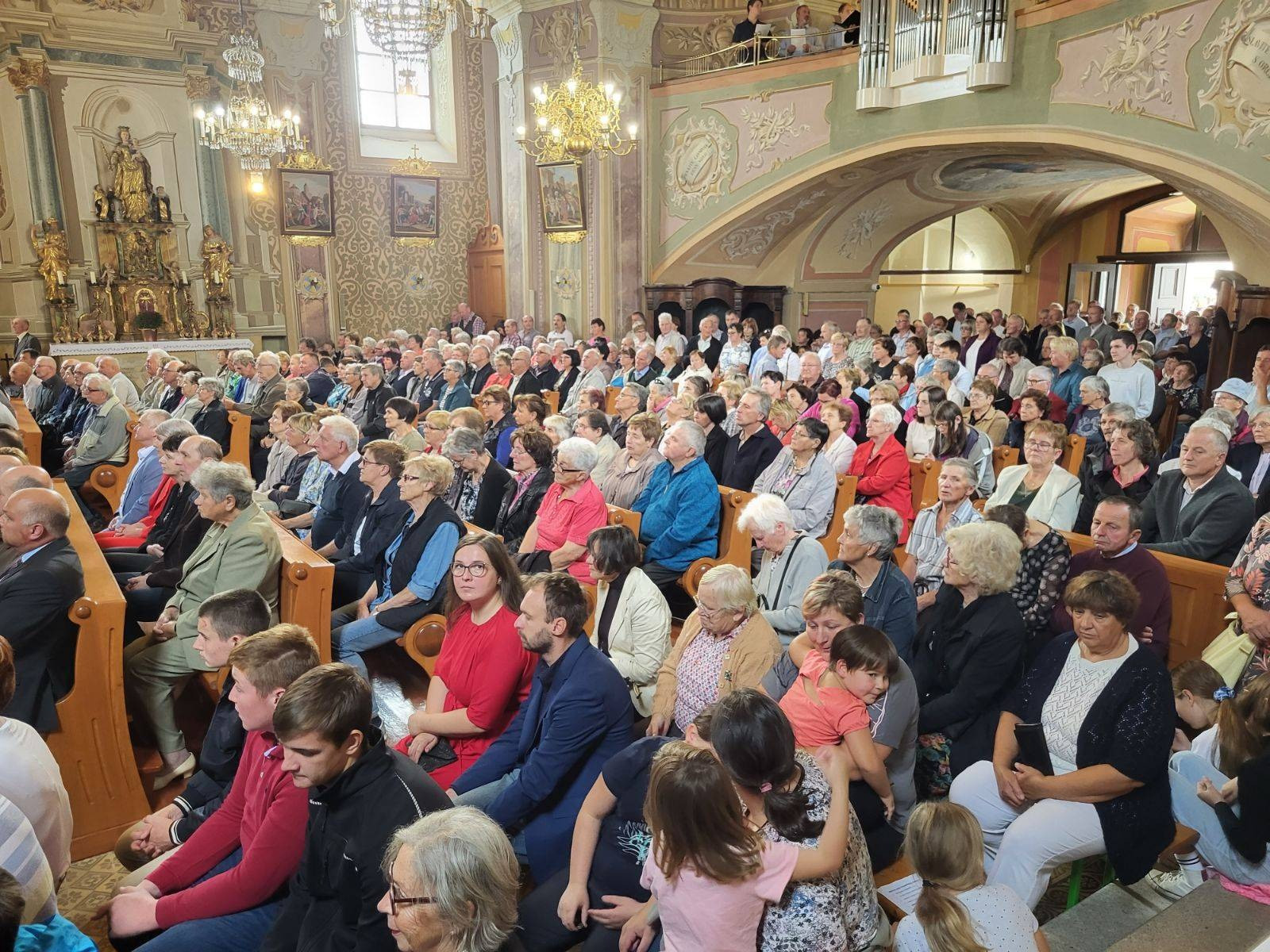 polna cerkev na Ponikvi. Mnogi so sv. mašo spremljali tudi pred cerkvijo.