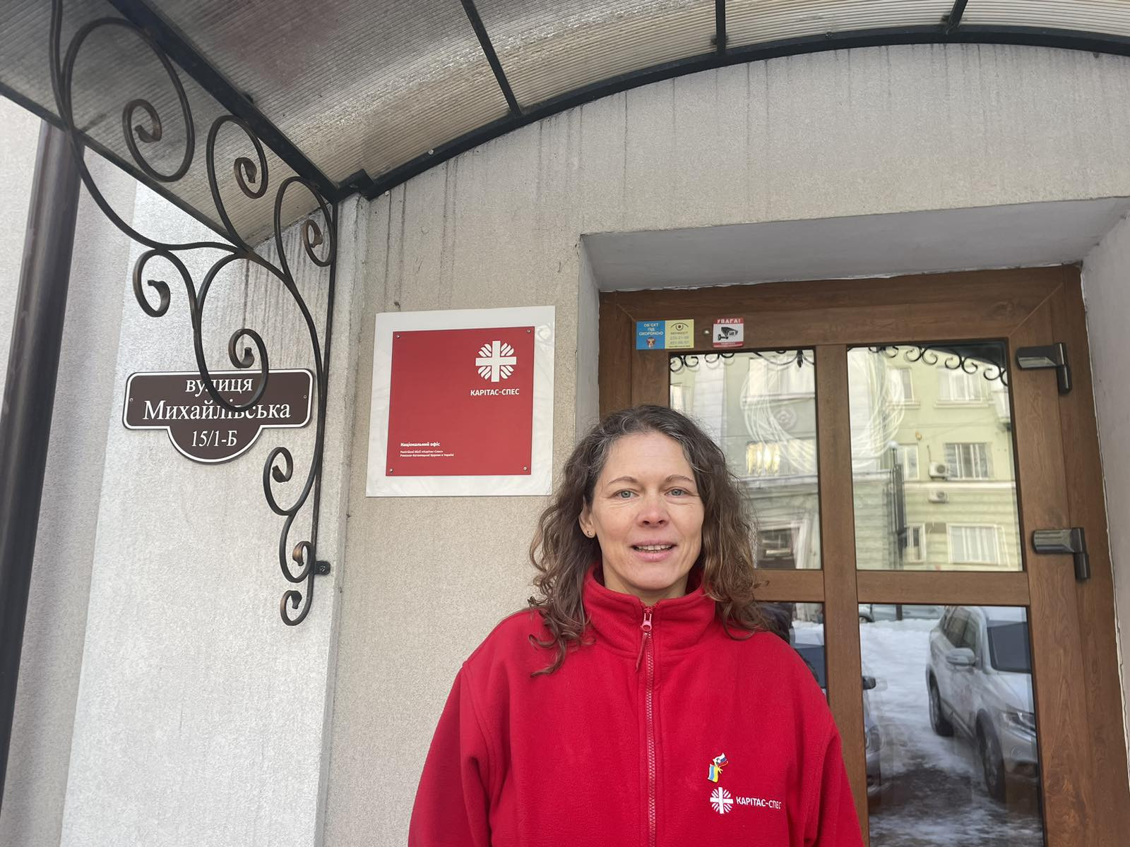 Mira Milavec pred sedežem Caritas Spes