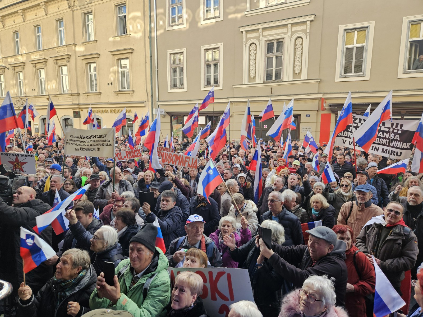 Zborovanje v podporo predsedniku SDS Janezu Janši