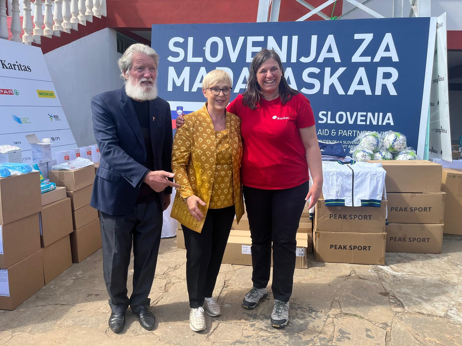 Misijonar Pedro Opeka, predsednica Republike Slovenije Nataša Pirc Musar in Jana Lampe 