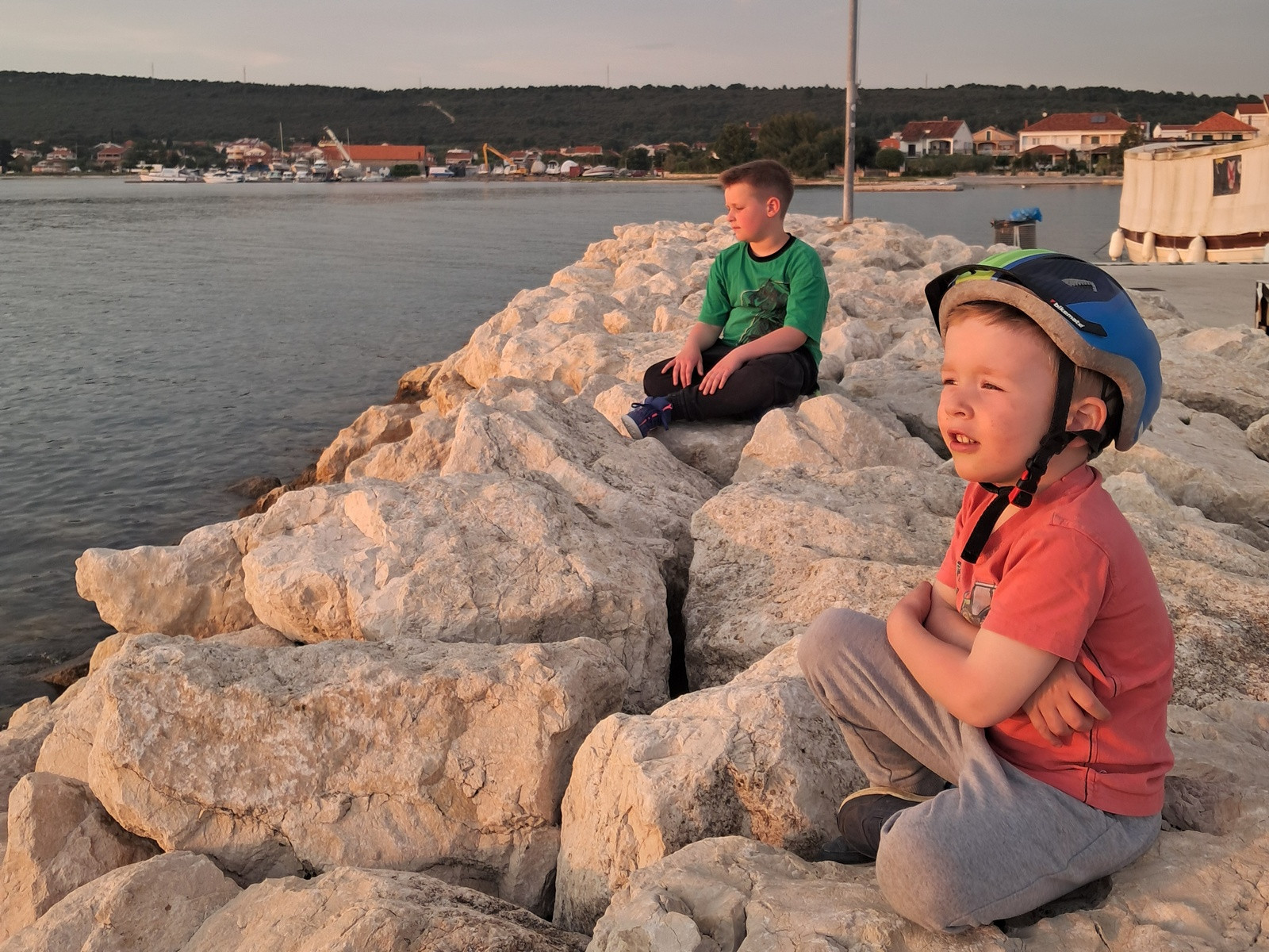  Poletne počitnice niso tekma, kdo bo svojim otrokom pripravil več doživetij. Ni prepiranje o tem ali imamo rajši morski ali gorski dopust. Je čas. Posvečen čas, ki nam je dan zato, da se povežemo.