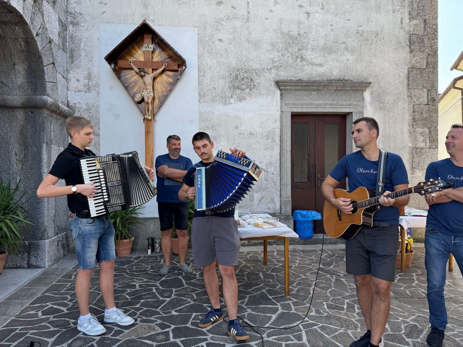 In takole so nas pričakali s harmonikama v Knežaku.