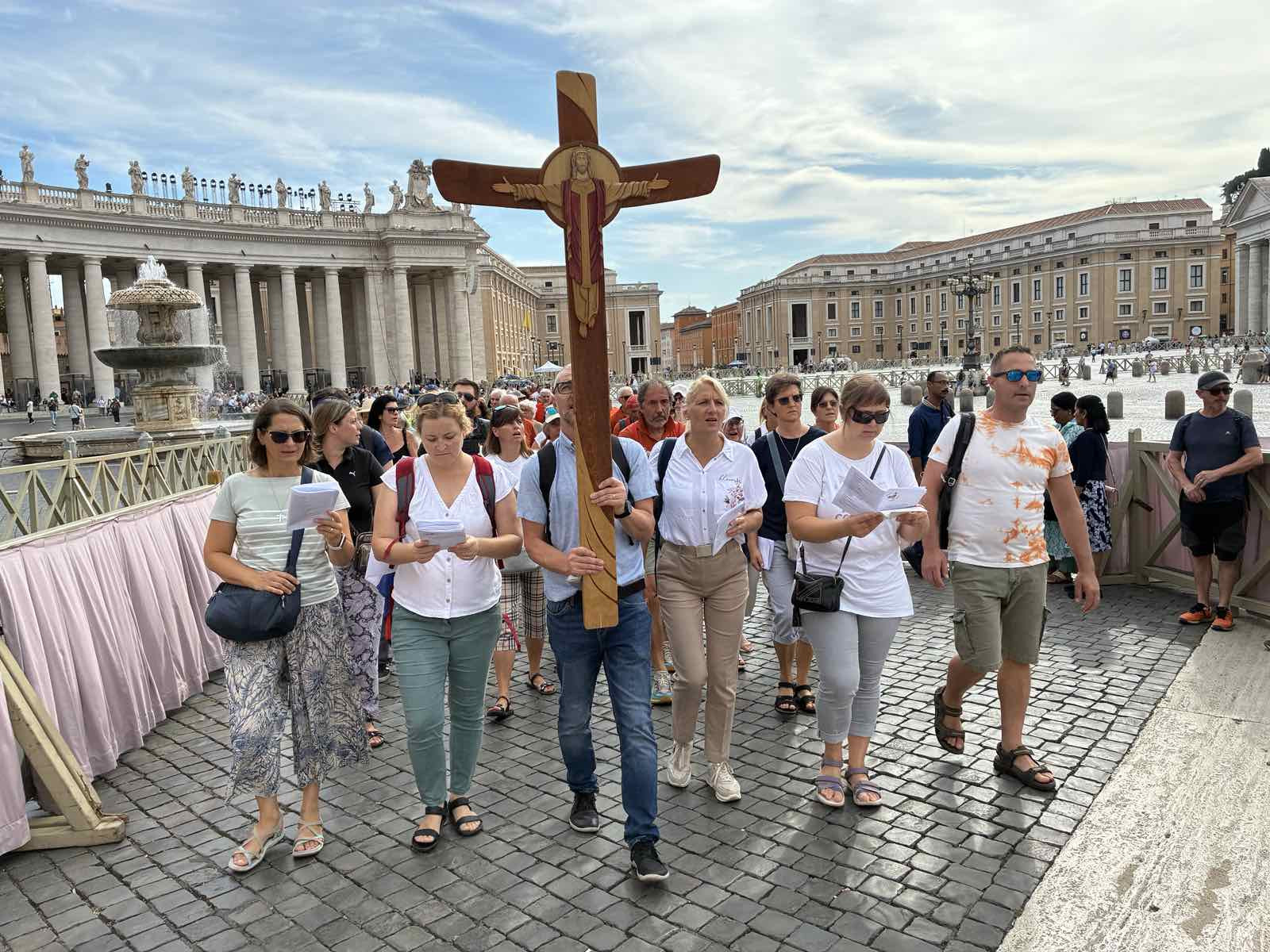 s. Božena Kutnar skupaj s sodelavci na svetoletnem romanju