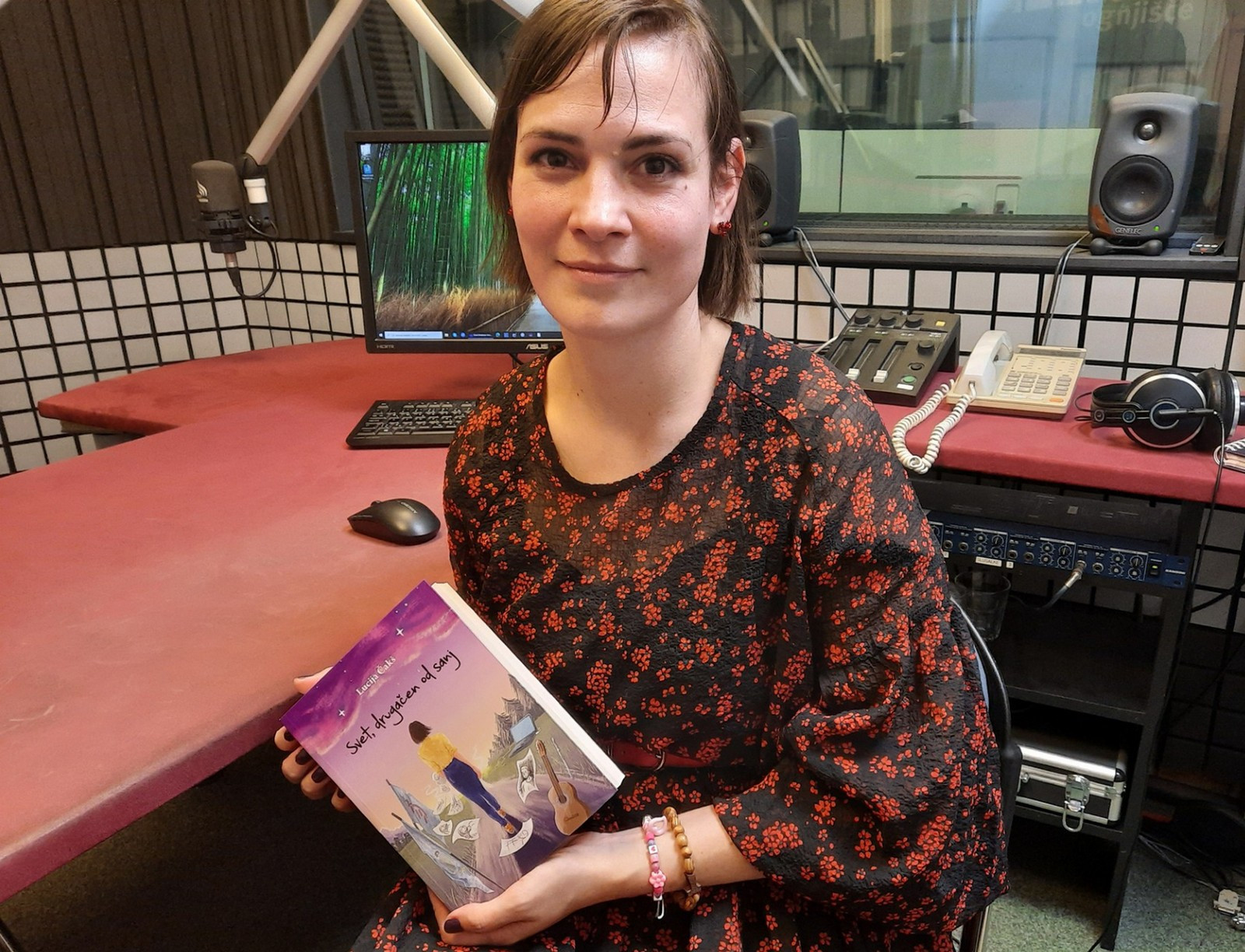 Lucija Čakš v studiu radia Ognjišče s svojo zadnjo knjigo, mladinskim romanom 