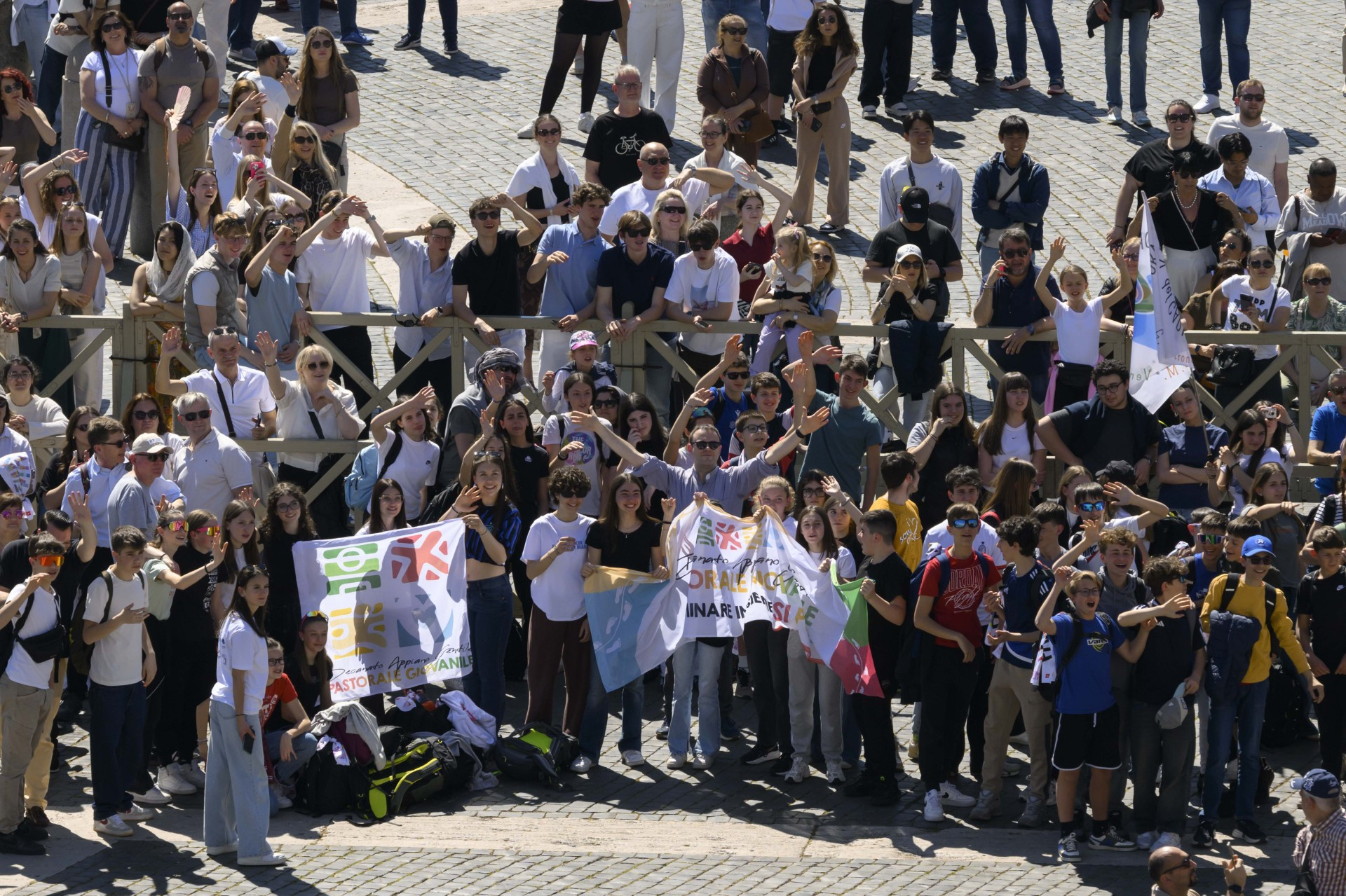 Romarji na Trgu svetega Petra na velikonočni ponedeljek