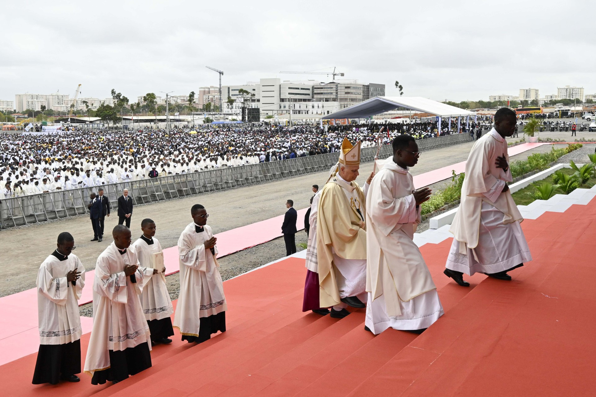 Papež Leon in množica med mašo
