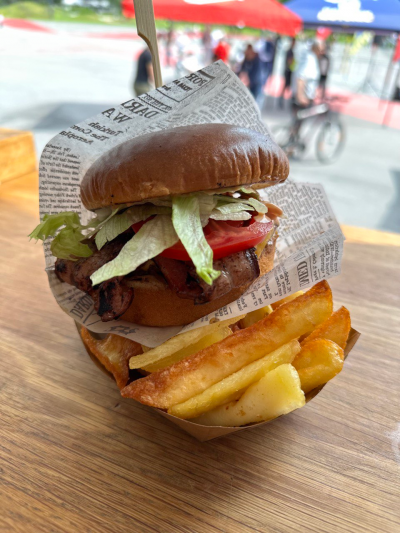 Luka obljublja, da se od tega burgerja pošteno naješ :)